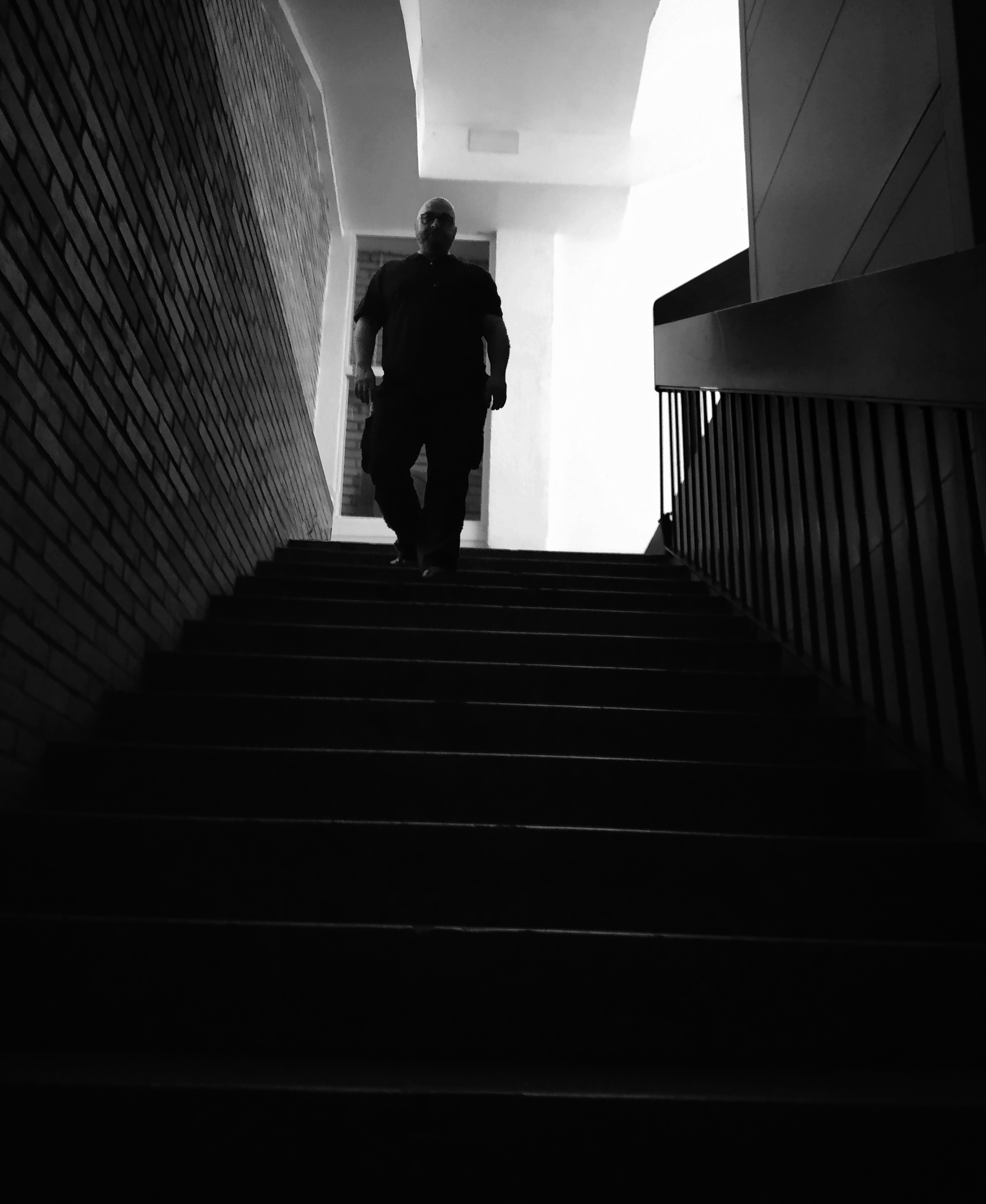 Bajar una escalera - Serie Memoria, Asombro y Olvido de Mariano Luque. Enlace Youtube canal Mariano Luque.